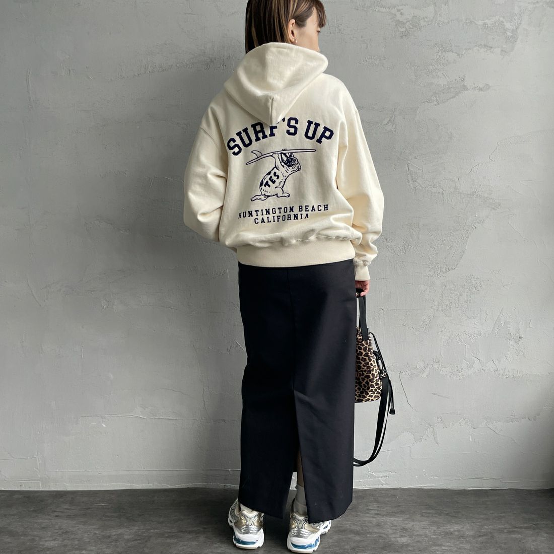 The Endless Summer [エンドレスサマー] 別注 SURF'S UP バックプリントスウェットパーカー [FH-24774507-JF] 05 IVORY &&モデル身長：158cm 着用サイズ：S&&