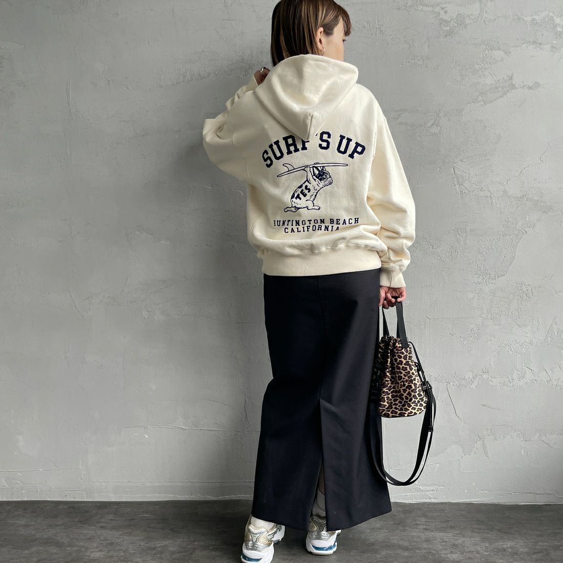 The Endless Summer [エンドレスサマー] 別注 SURF'S UP バックプリントスウェットパーカー [FH-24774507-JF] 05 IVORY &&モデル身長：158cm 着用サイズ：S&&