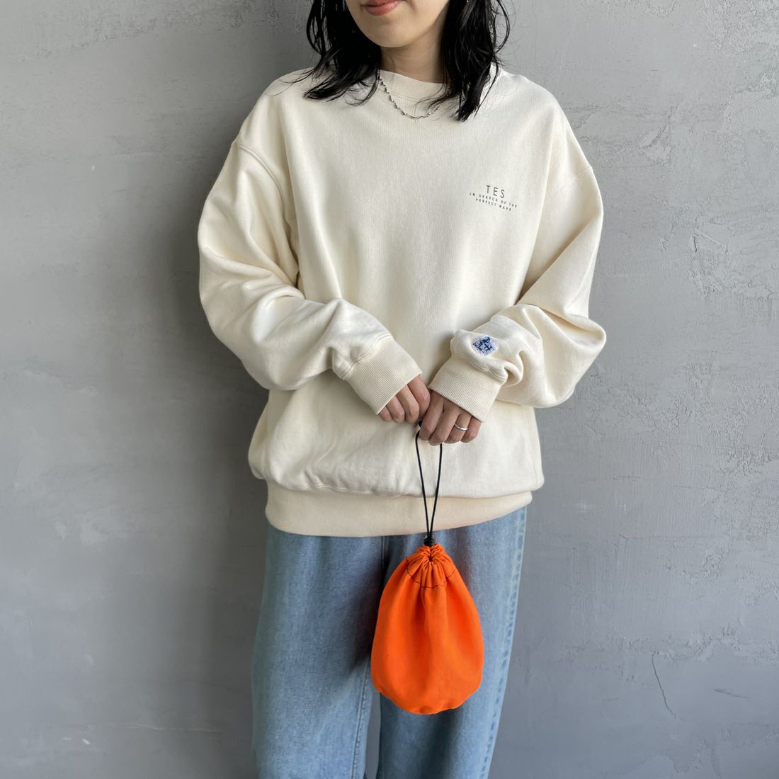 The Endless Summer [エンドレスサマー] 別注 BUHI サークルロゴバックプリントスウェット [FH-24774509-JF] 05 IVORY &&モデル身長：160cm 着用サイズ：S&&