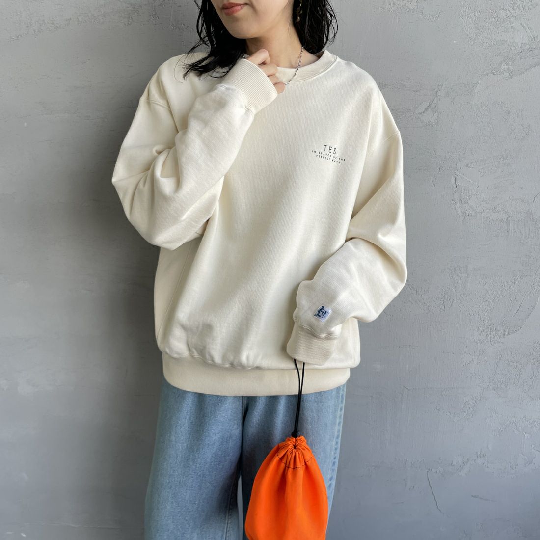 The Endless Summer [エンドレスサマー] 別注 BUHI サークルロゴバックプリントスウェット [FH-24774509-JF] 05 IVORY &&モデル身長：160cm 着用サイズ：S&&