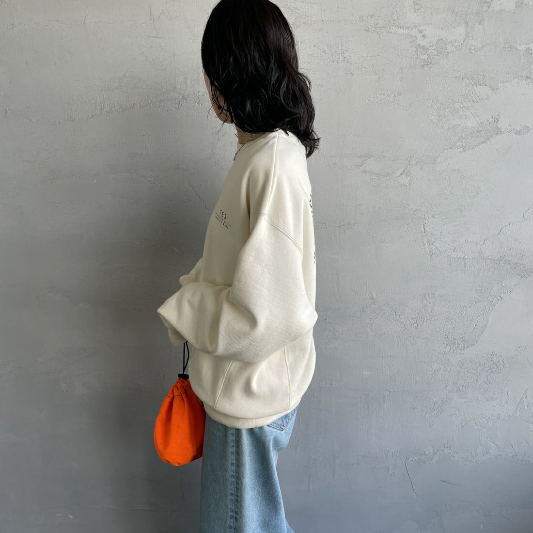 The Endless Summer [エンドレスサマー] 別注 BUHI サークルロゴバックプリントスウェット [FH-24774509-JF] 05 IVORY &&モデル身長：160cm 着用サイズ：S&&