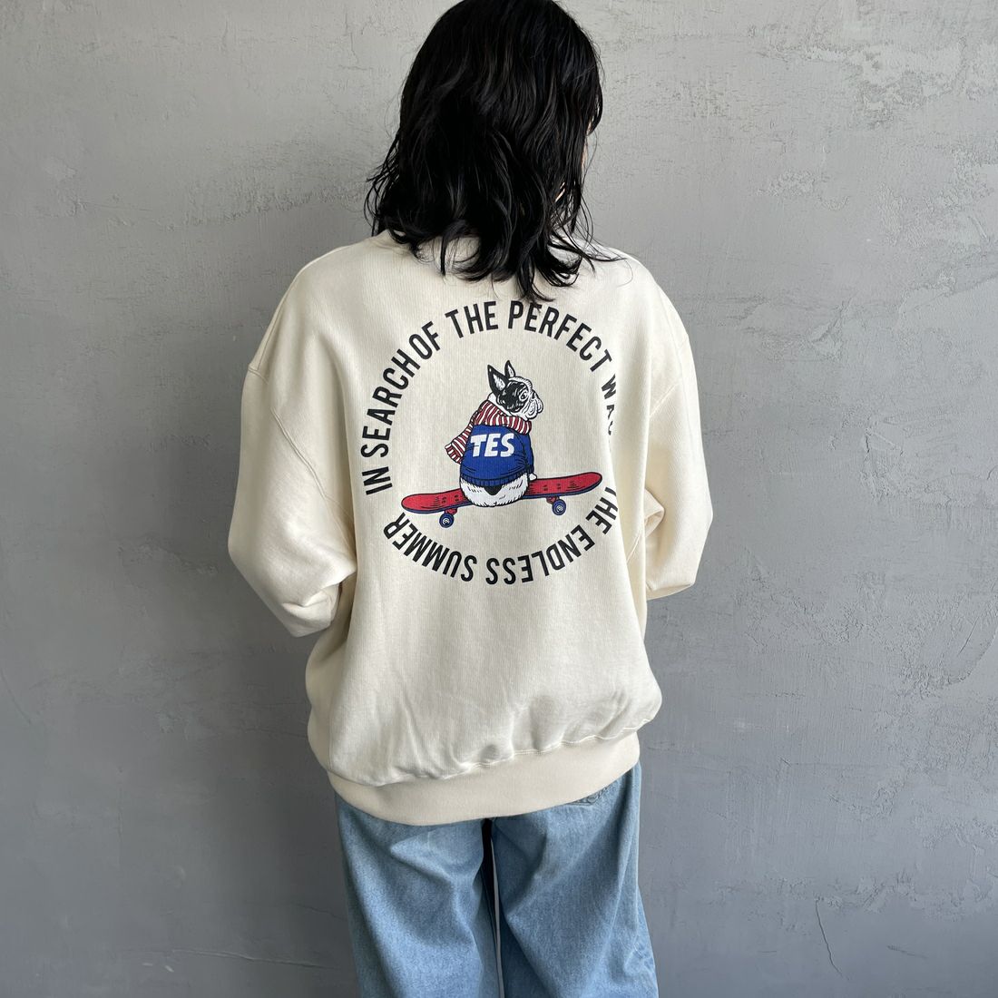 The Endless Summer [エンドレスサマー] 別注 BUHI サークルロゴバックプリントスウェット [FH-24774509-JF] 05 IVORY &&モデル身長：160cm 着用サイズ：S&&