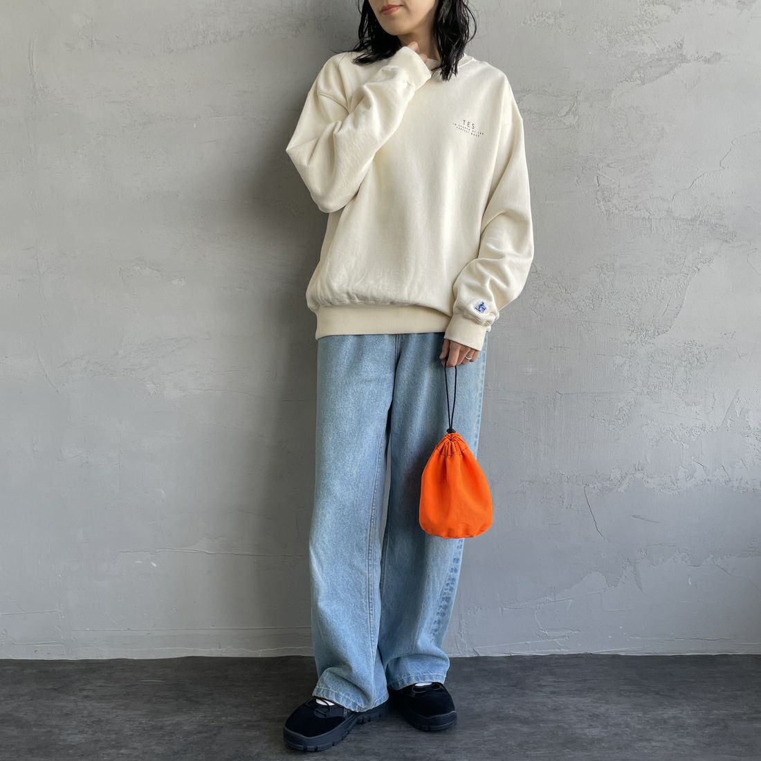 The Endless Summer [エンドレスサマー] 別注 BUHI サークルロゴバックプリントスウェット [FH-24774509-JF] 05 IVORY &&モデル身長：160cm 着用サイズ：S&&