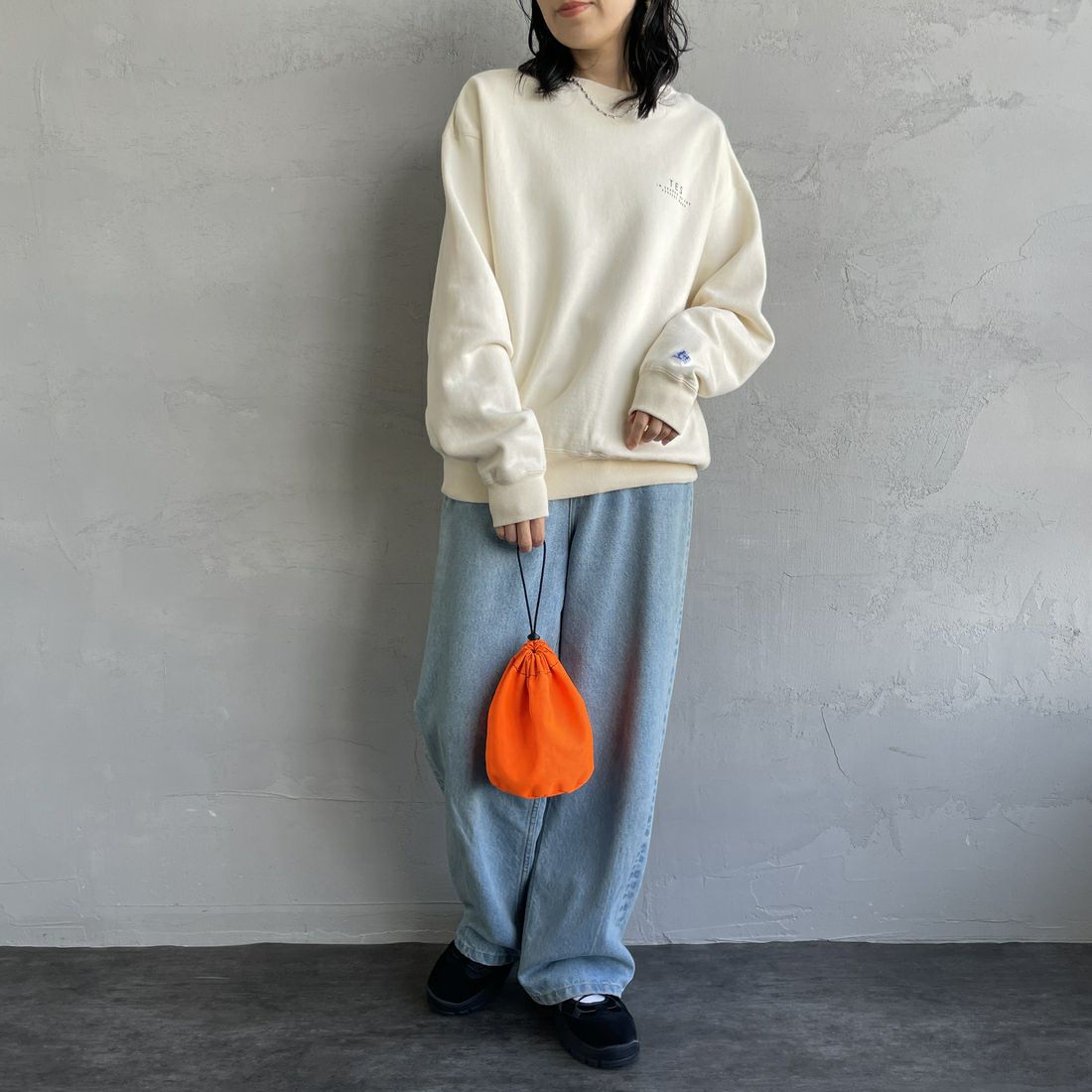 The Endless Summer [エンドレスサマー] 別注 BUHI サークルロゴバックプリントスウェット [FH-24774509-JF] 05 IVORY &&モデル身長：160cm 着用サイズ：S&&