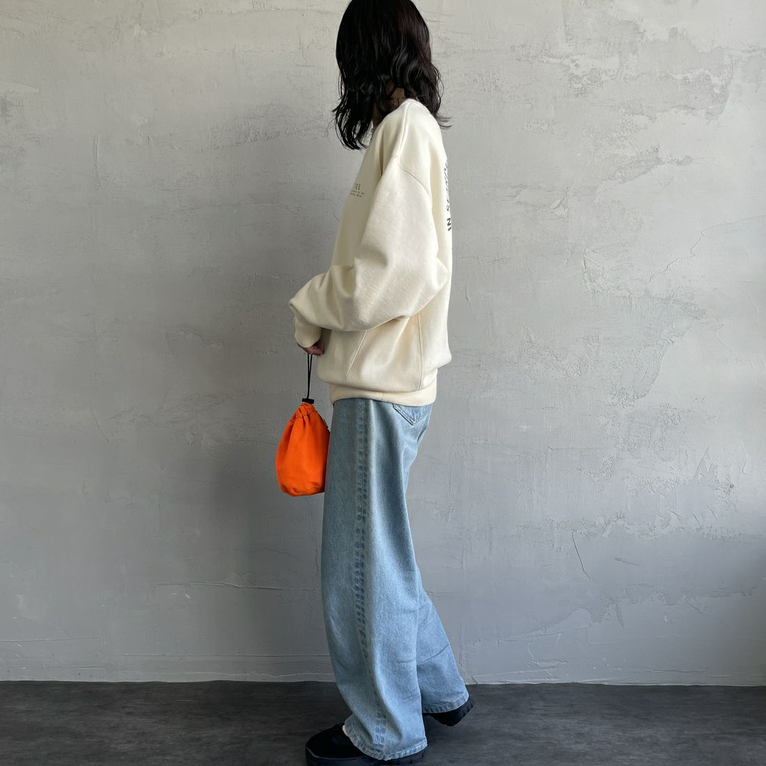 The Endless Summer [エンドレスサマー] 別注 BUHI サークルロゴバックプリントスウェット [FH-24774509-JF] 05 IVORY &&モデル身長：160cm 着用サイズ：S&&