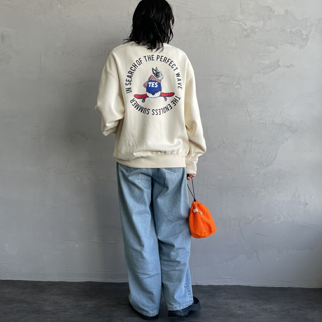 The Endless Summer [エンドレスサマー] 別注 BUHI サークルロゴバックプリントスウェット [FH-24774509-JF] 05 IVORY &&モデル身長：160cm 着用サイズ：S&&