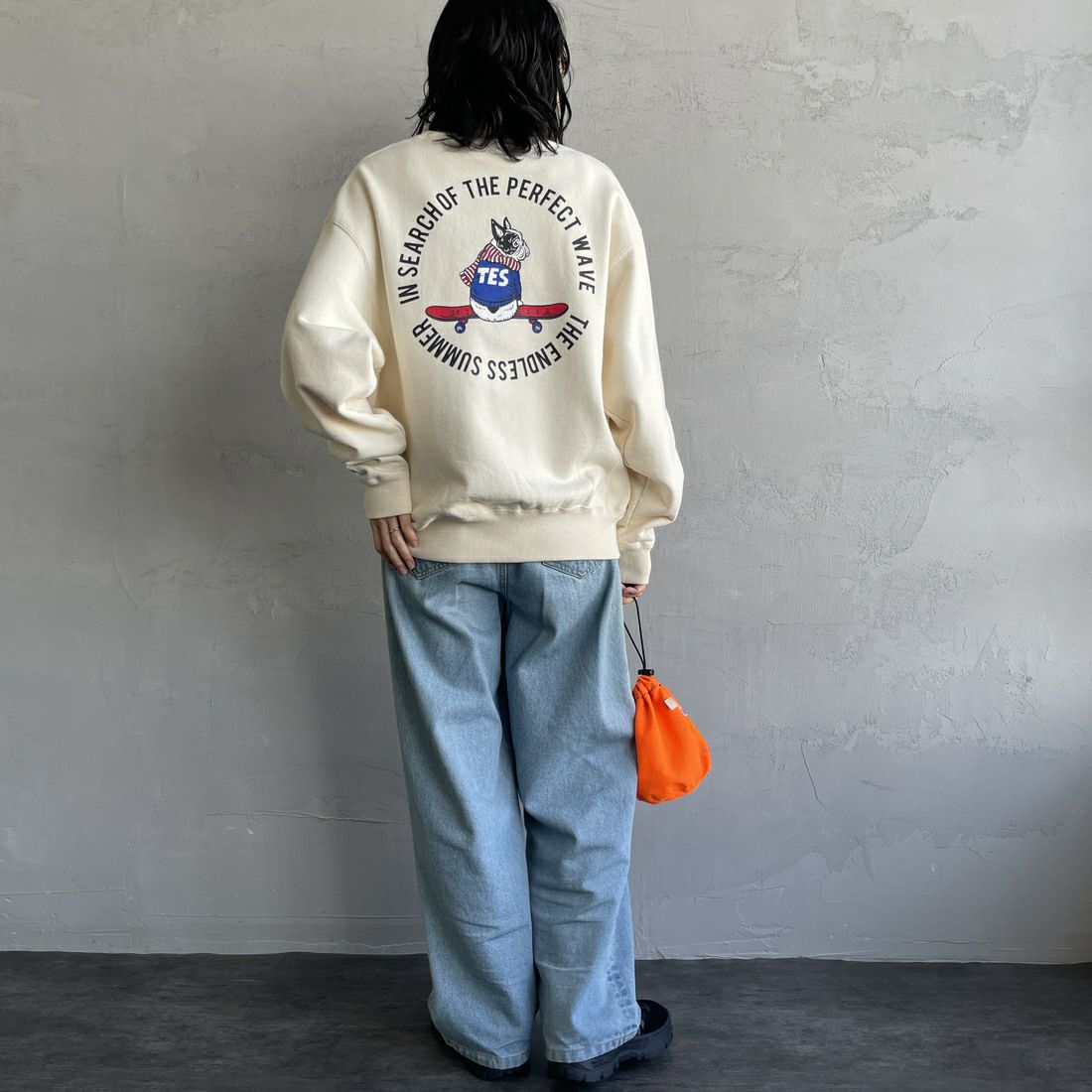 The Endless Summer [エンドレスサマー] 別注 BUHI サークルロゴバックプリントスウェット [FH-24774509-JF] 05 IVORY &&モデル身長：160cm 着用サイズ：S&&