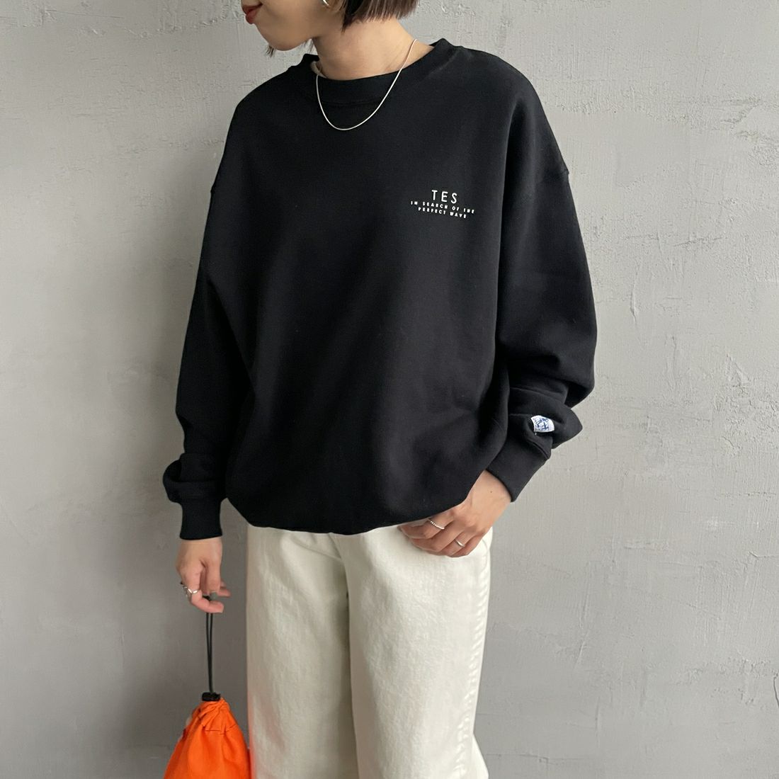 The Endless Summer [エンドレスサマー] 別注 BUHI サークルロゴバックプリントスウェット [FH-24774509-JF] 01 BLACK &&モデル身長：159cm 着用サイズ：S&&