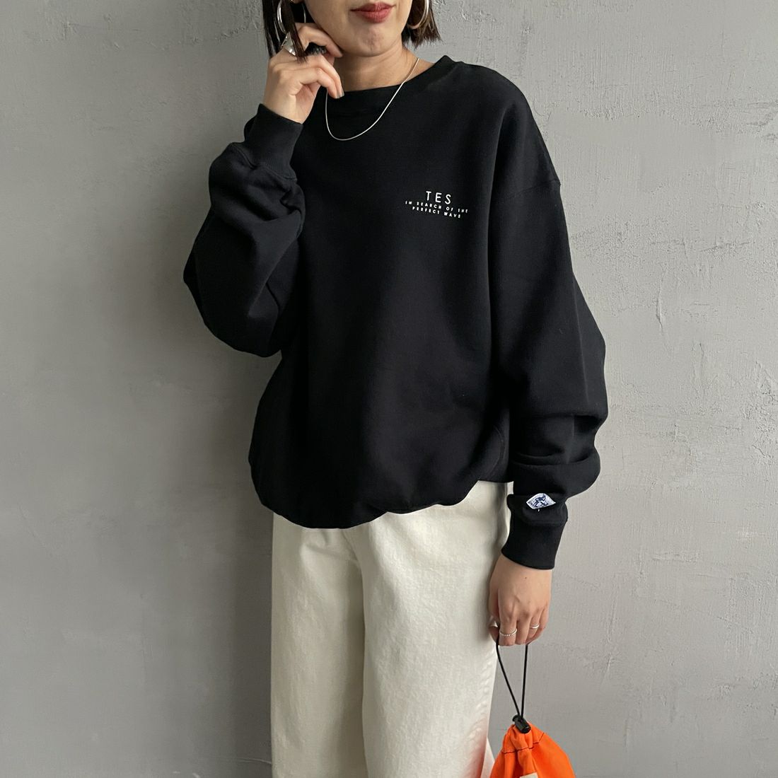 The Endless Summer [エンドレスサマー] 別注 BUHI サークルロゴバックプリントスウェット [FH-24774509-JF] 01 BLACK &&モデル身長：159cm 着用サイズ：S&&