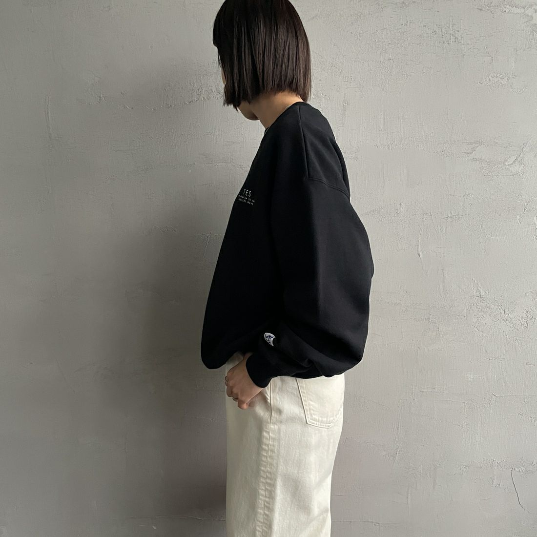 The Endless Summer [エンドレスサマー] 別注 BUHI サークルロゴバックプリントスウェット [FH-24774509-JF] 01 BLACK &&モデル身長：159cm 着用サイズ：S&&