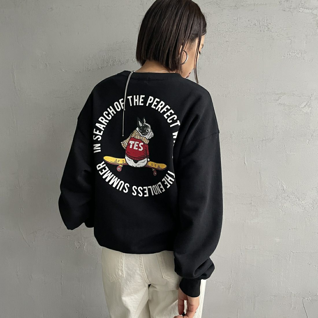 The Endless Summer [エンドレスサマー] 別注 BUHI サークルロゴバックプリントスウェット [FH-24774509-JF] 01 BLACK &&モデル身長：159cm 着用サイズ：S&&