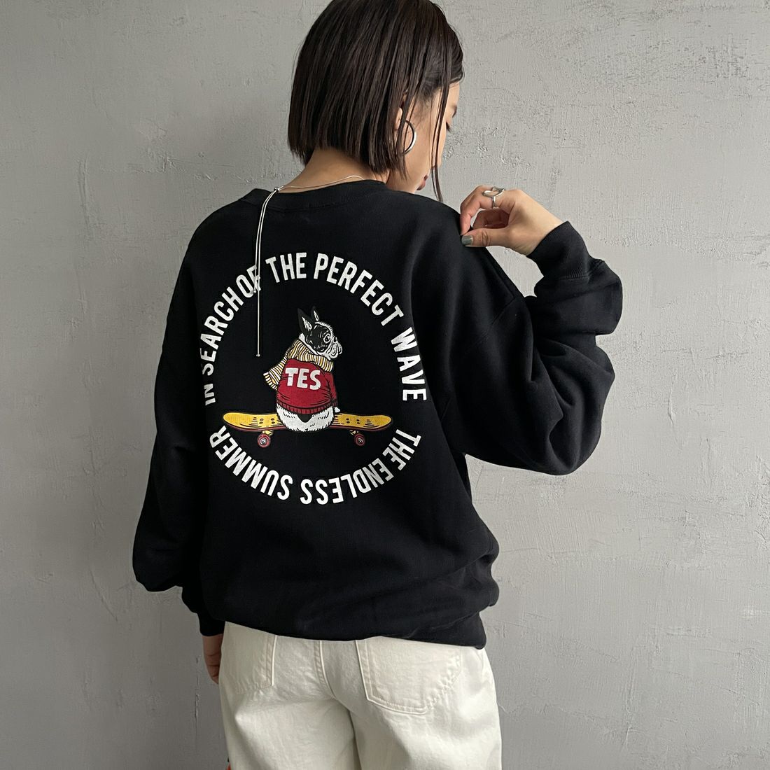 The Endless Summer [エンドレスサマー] 別注 BUHI サークルロゴバックプリントスウェット [FH-24774509-JF] 01 BLACK &&モデル身長：159cm 着用サイズ：S&&