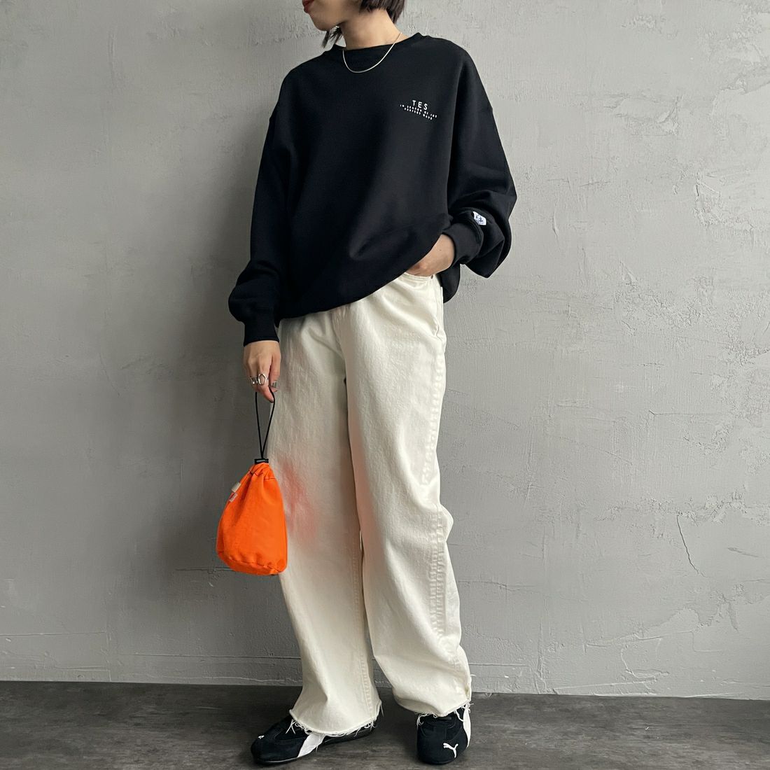 The Endless Summer [エンドレスサマー] 別注 BUHI サークルロゴバックプリントスウェット [FH-24774509-JF] 01 BLACK &&モデル身長：159cm 着用サイズ：S&&