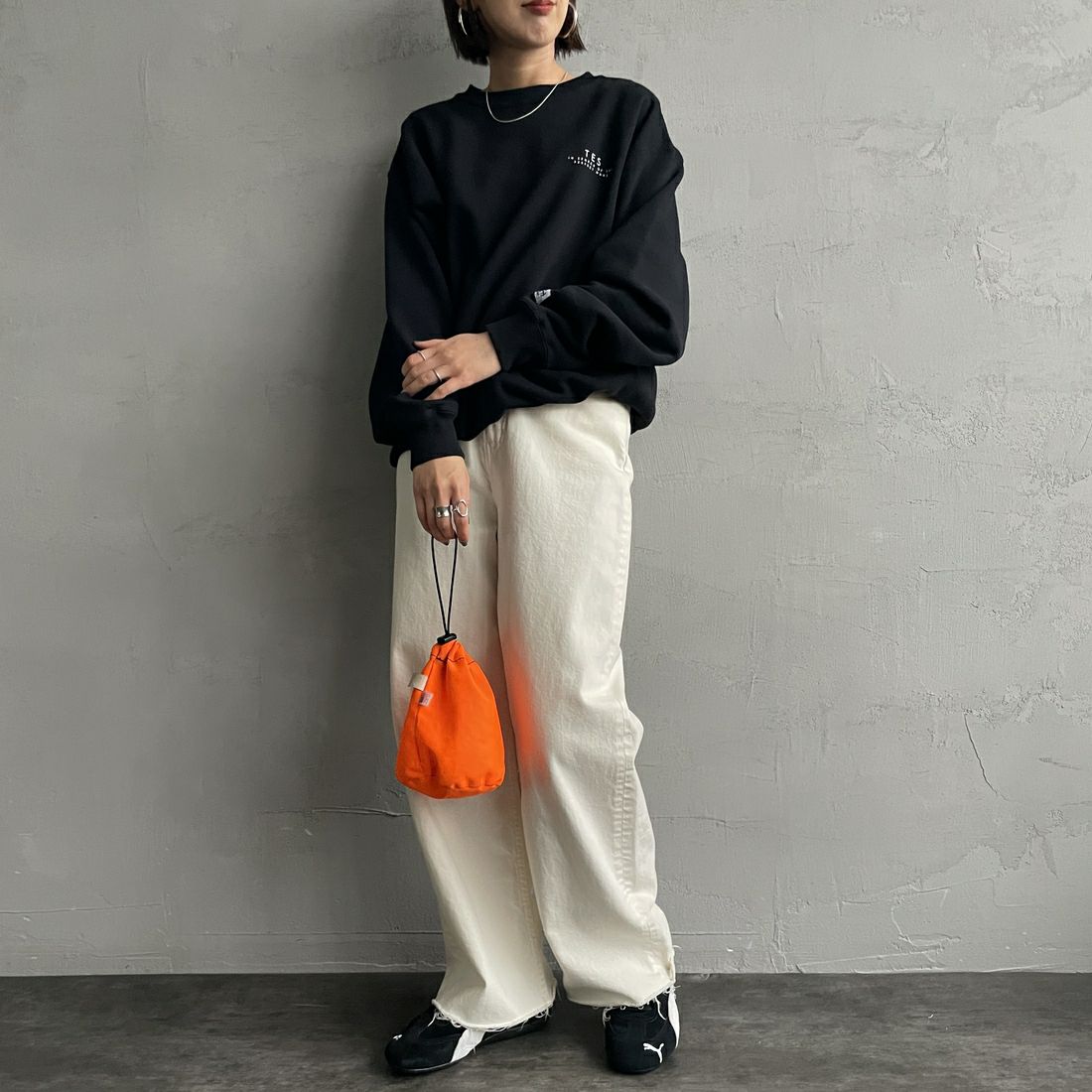 The Endless Summer [エンドレスサマー] 別注 BUHI サークルロゴバックプリントスウェット [FH-24774509-JF] 01 BLACK &&モデル身長：159cm 着用サイズ：S&&