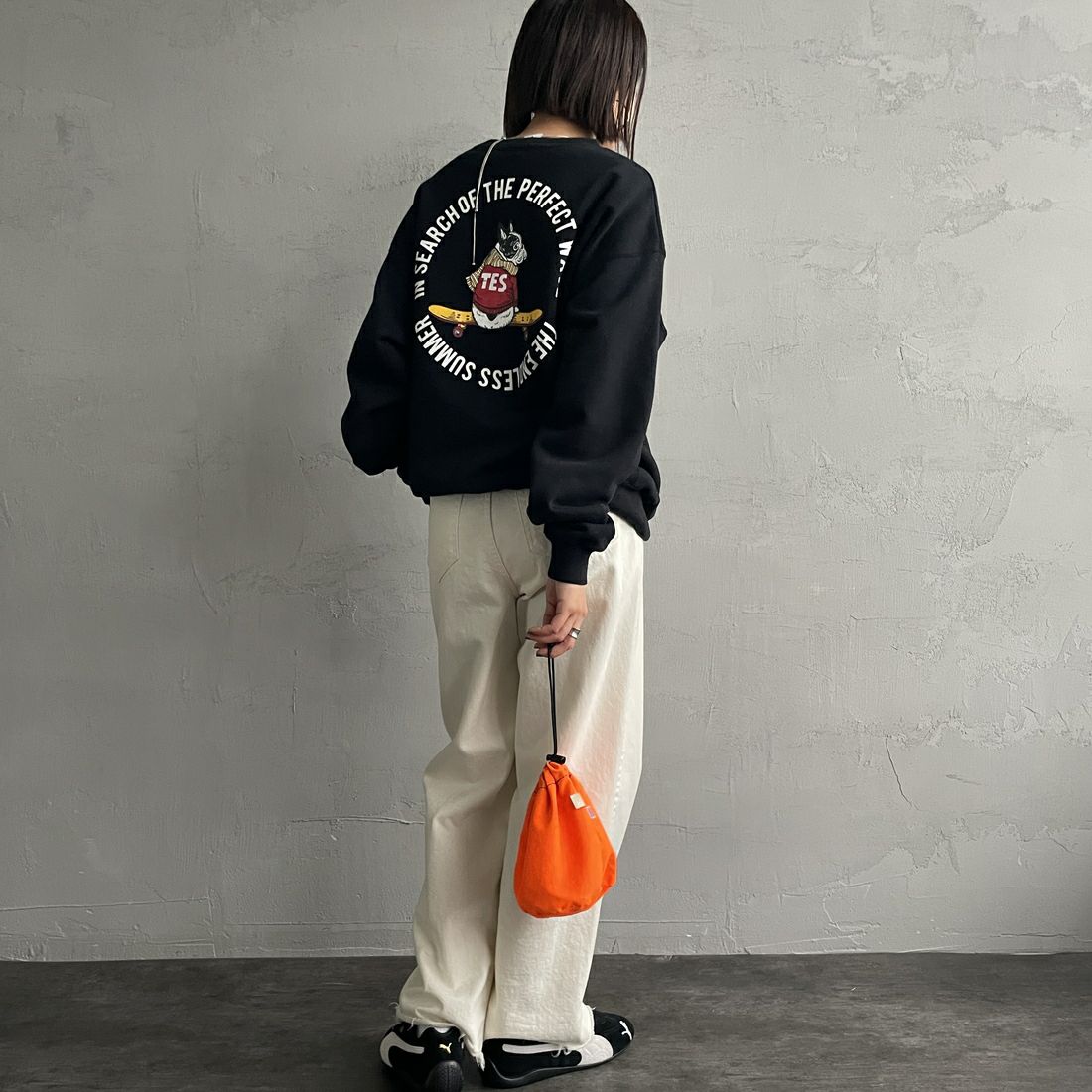 The Endless Summer [エンドレスサマー] 別注 BUHI サークルロゴバックプリントスウェット [FH-24774509-JF] 01 BLACK &&モデル身長：159cm 着用サイズ：S&&