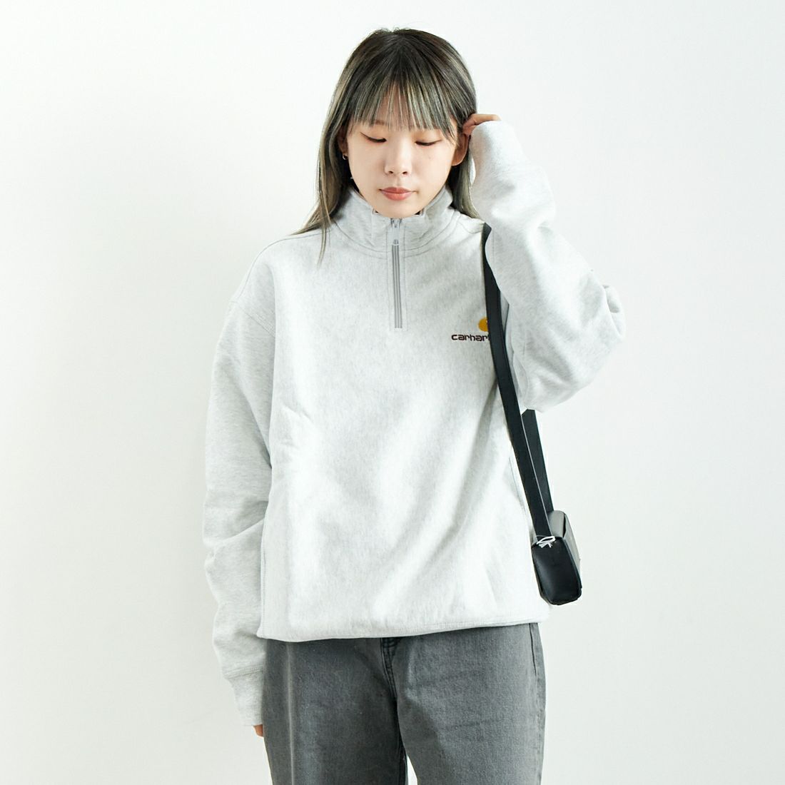 carhartt WIP [カーハートダブリューアイピー] ハーフジップアメリカンスクリプトスウェットシャツ [I027014] ASH HEATHE &&モデル身長：167cm 着用サイズ：S&&
