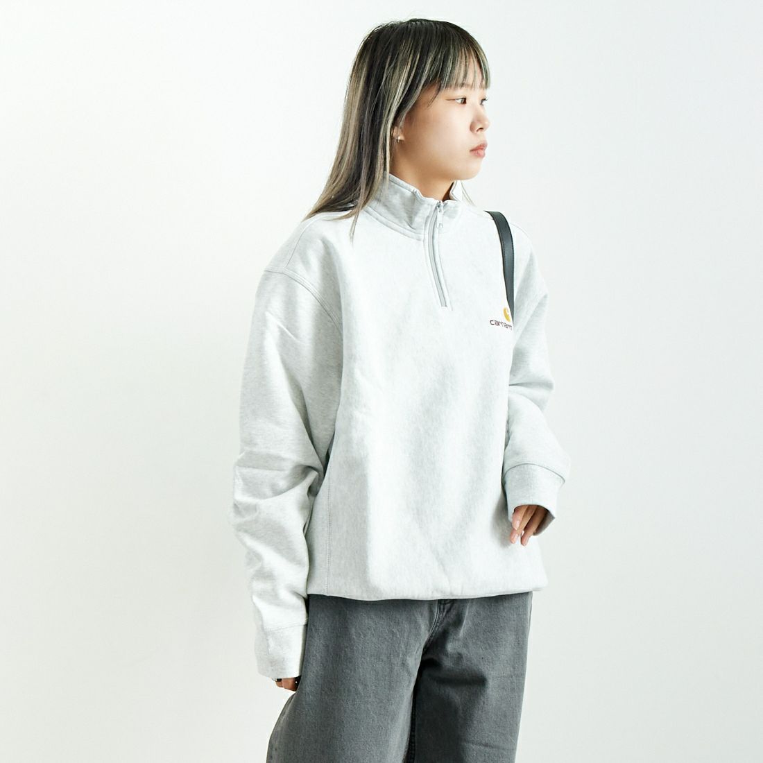 carhartt WIP [カーハートダブリューアイピー] ハーフジップアメリカンスクリプトスウェットシャツ [I027014] ASH HEATHE &&モデル身長：167cm 着用サイズ：S&&
