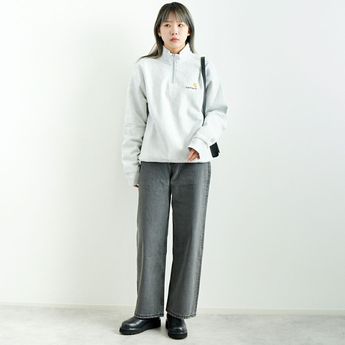 carhartt WIP [カーハートダブリューアイピー] ハーフジップアメリカンスクリプトスウェットシャツ [I027014] ASH HEATHE &&モデル身長：167cm 着用サイズ：S&&