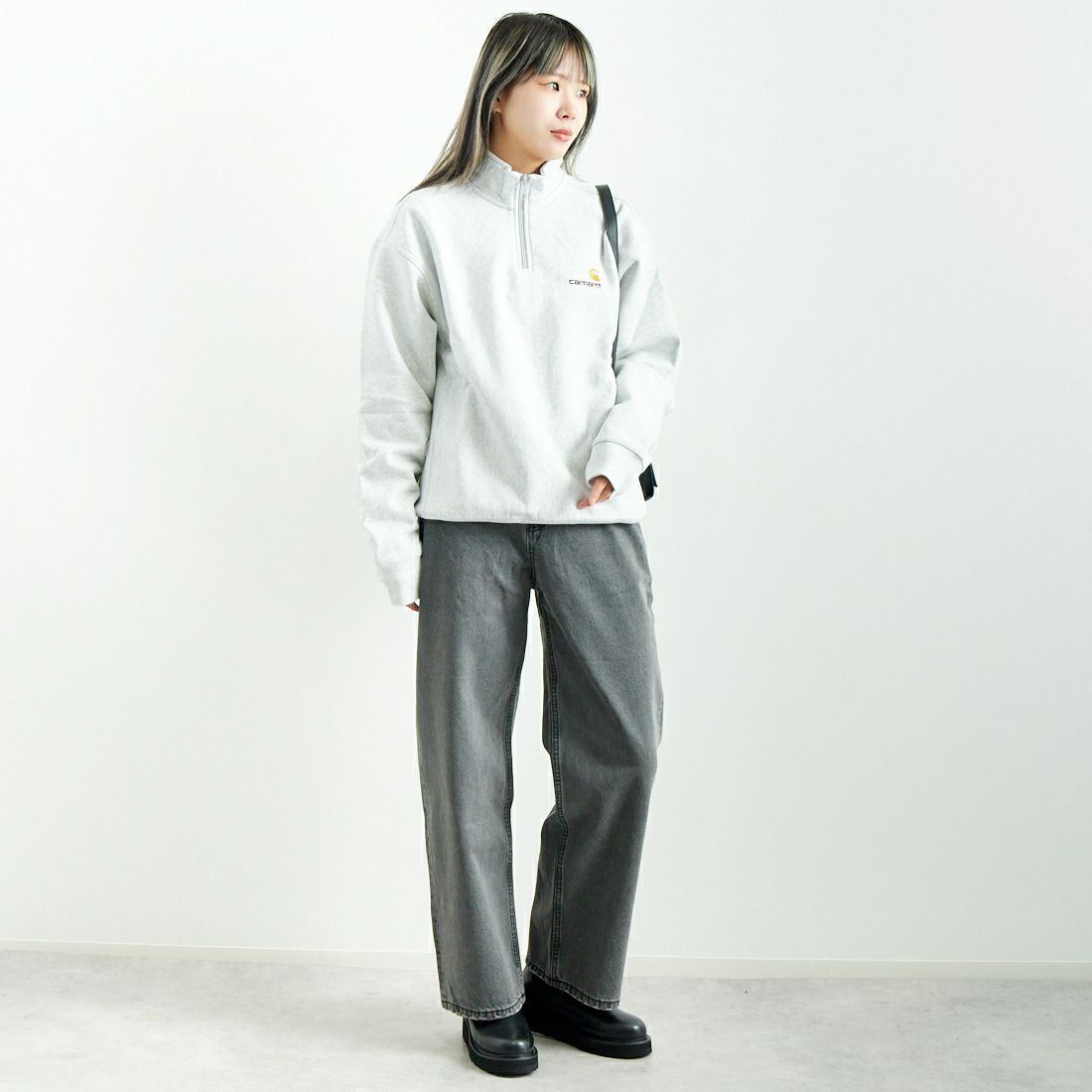 carhartt WIP [カーハートダブリューアイピー] ハーフジップアメリカンスクリプトスウェットシャツ [I027014] ASH HEATHE &&モデル身長：167cm 着用サイズ：S&&