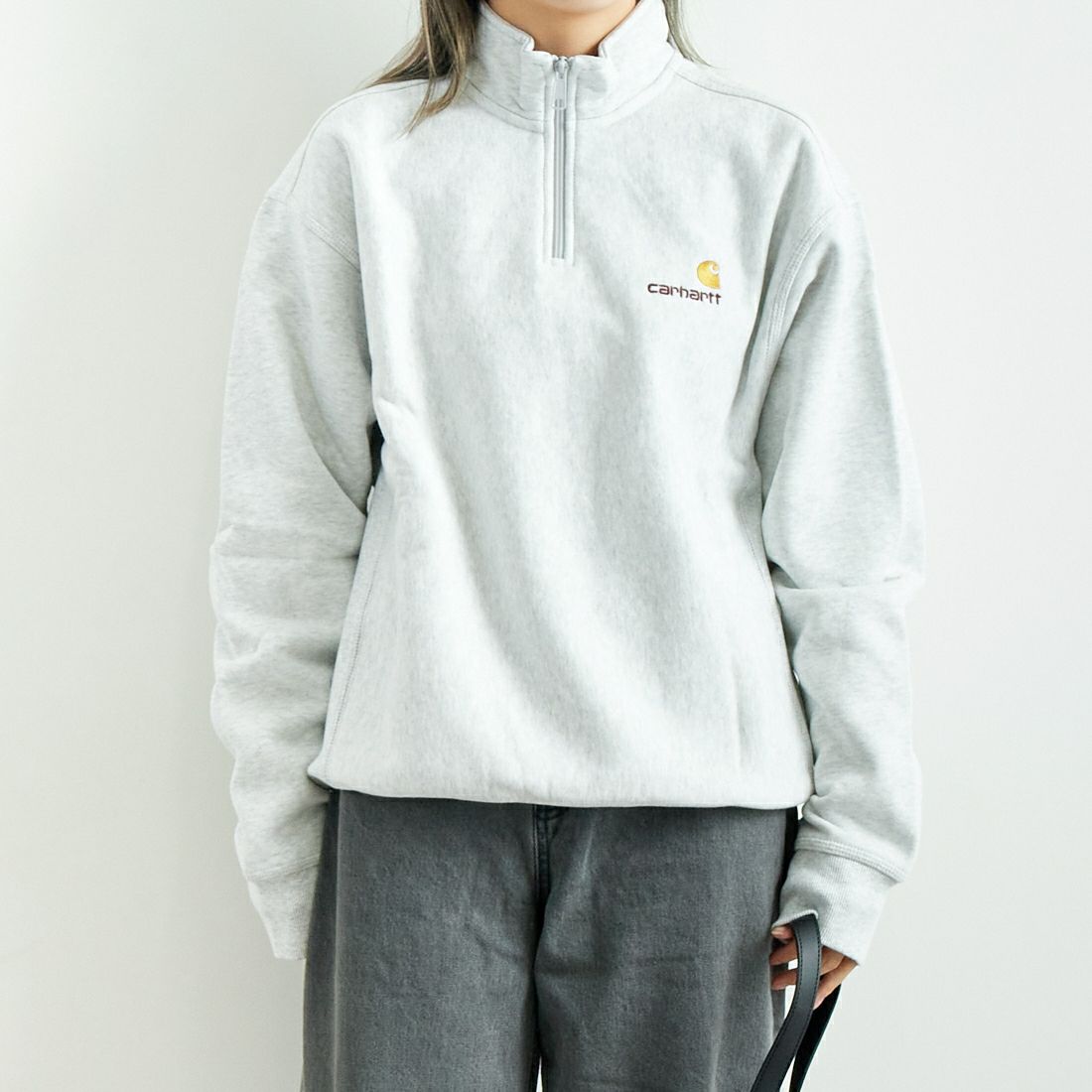 carhartt WIP [カーハートダブリューアイピー] ハーフジップアメリカンスクリプトスウェットシャツ [I027014] ASH HEATHE &&モデル身長：167cm 着用サイズ：S&&
