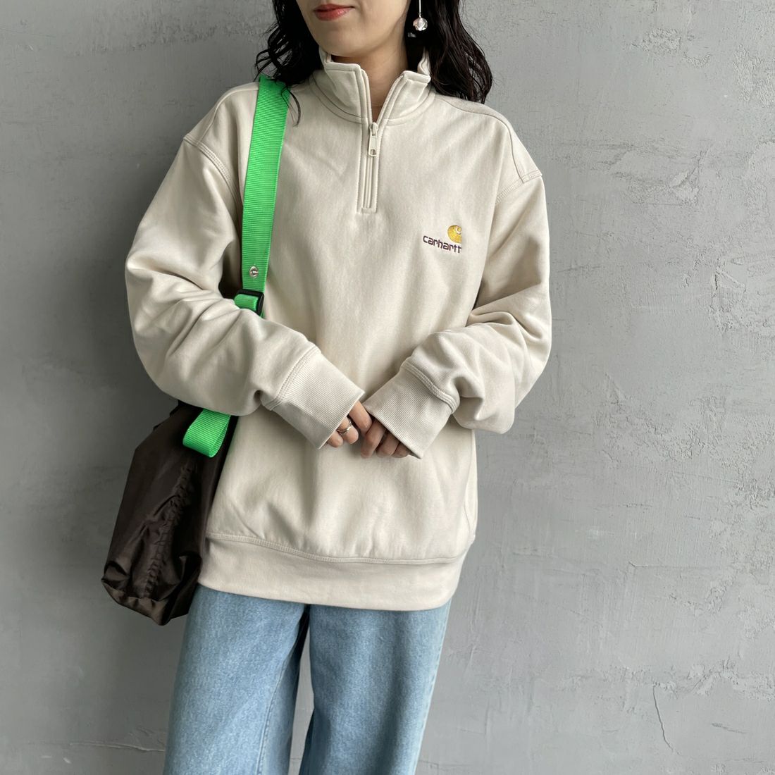 carhartt WIP [カーハートダブリューアイピー] ハーフジップアメリカンスクリプトスウェットシャツ [I027014] MOONBEAM &&モデル身長：160cm 着用サイズ：S&&