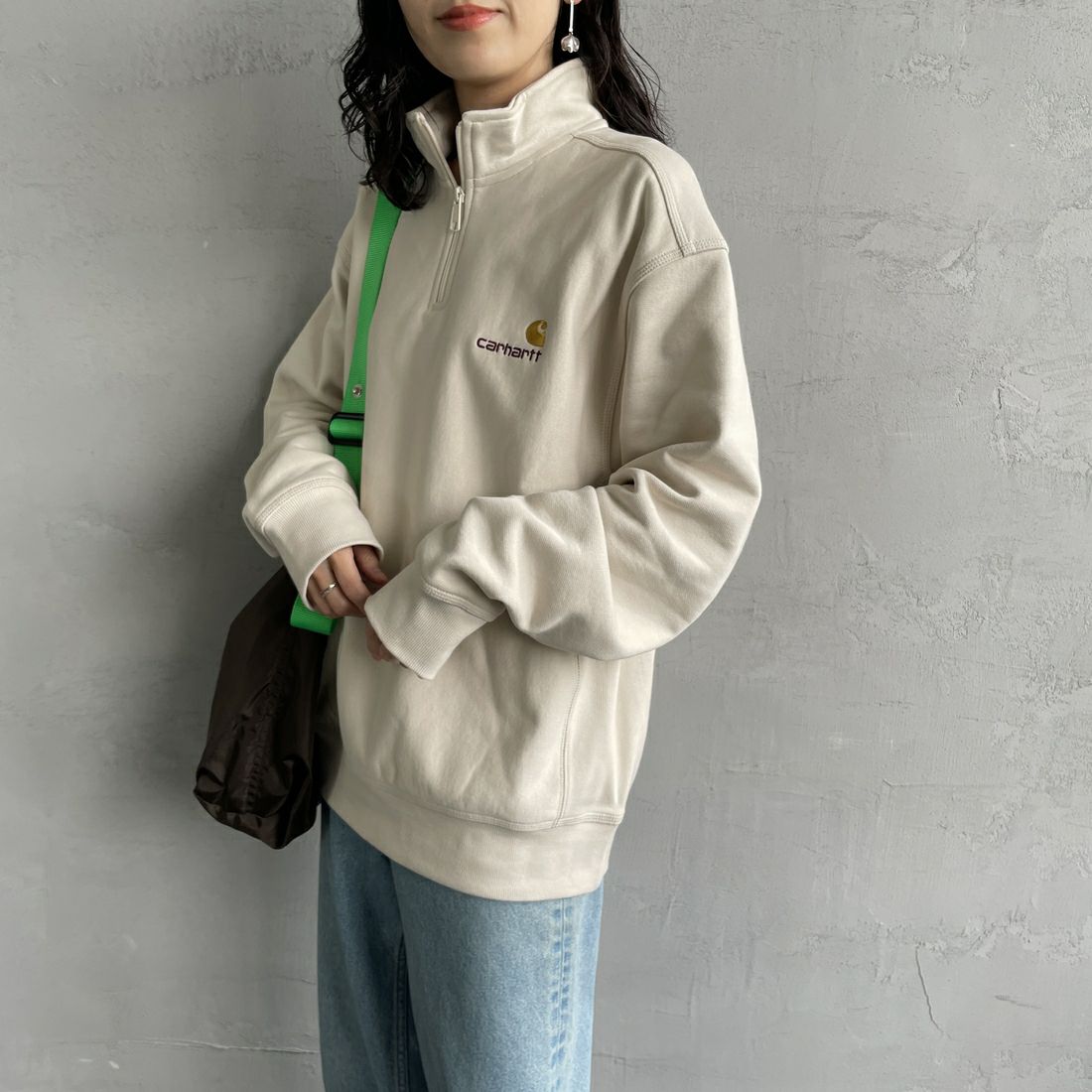 carhartt WIP [カーハートダブリューアイピー] ハーフジップアメリカンスクリプトスウェットシャツ [I027014] MOONBEAM &&モデル身長：160cm 着用サイズ：S&&