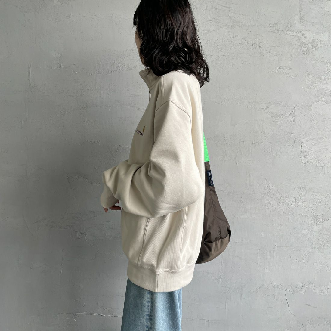 carhartt WIP [カーハートダブリューアイピー] ハーフジップアメリカンスクリプトスウェットシャツ [I027014] MOONBEAM &&モデル身長：160cm 着用サイズ：S&&