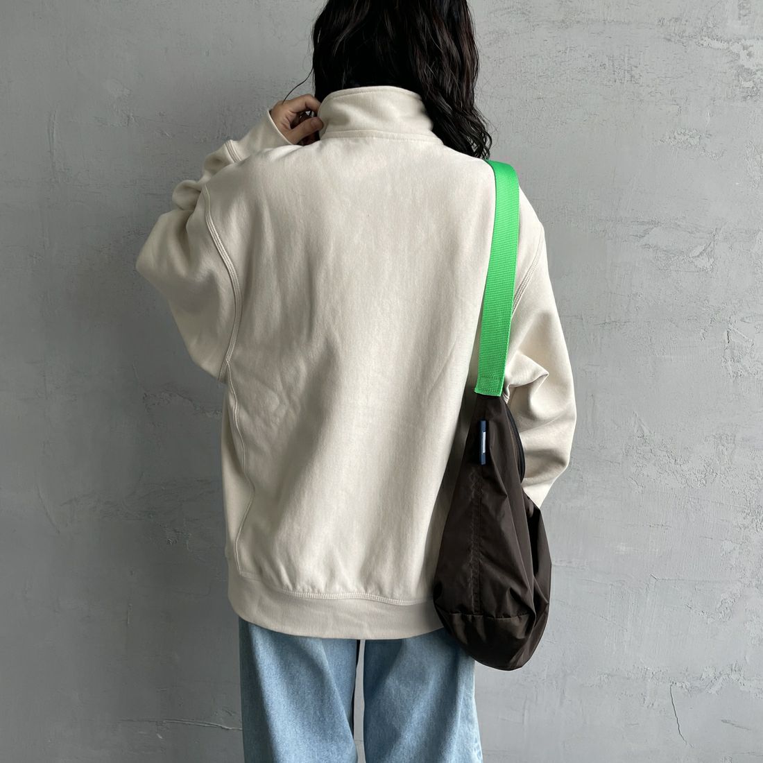 carhartt WIP [カーハートダブリューアイピー] ハーフジップアメリカンスクリプトスウェットシャツ [I027014] MOONBEAM &&モデル身長：160cm 着用サイズ：S&&