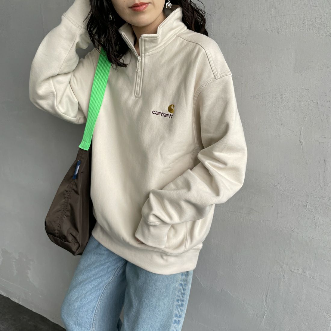 carhartt WIP [カーハートダブリューアイピー] ハーフジップアメリカンスクリプトスウェットシャツ [I027014] MOONBEAM &&モデル身長：160cm 着用サイズ：S&&