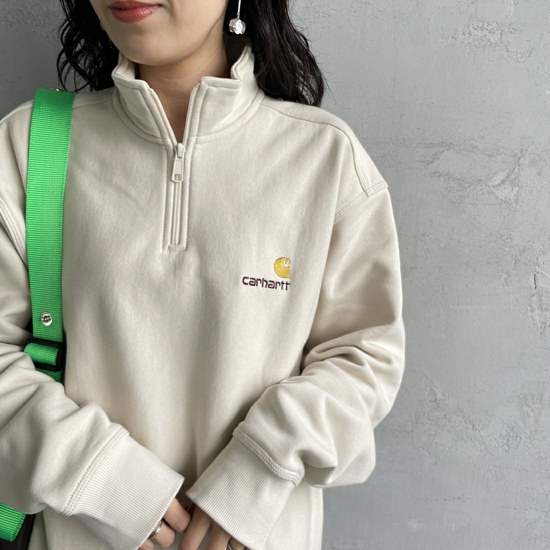 carhartt WIP [カーハートダブリューアイピー] ハーフジップアメリカンスクリプトスウェットシャツ [I027014] MOONBEAM &&モデル身長：160cm 着用サイズ：S&&