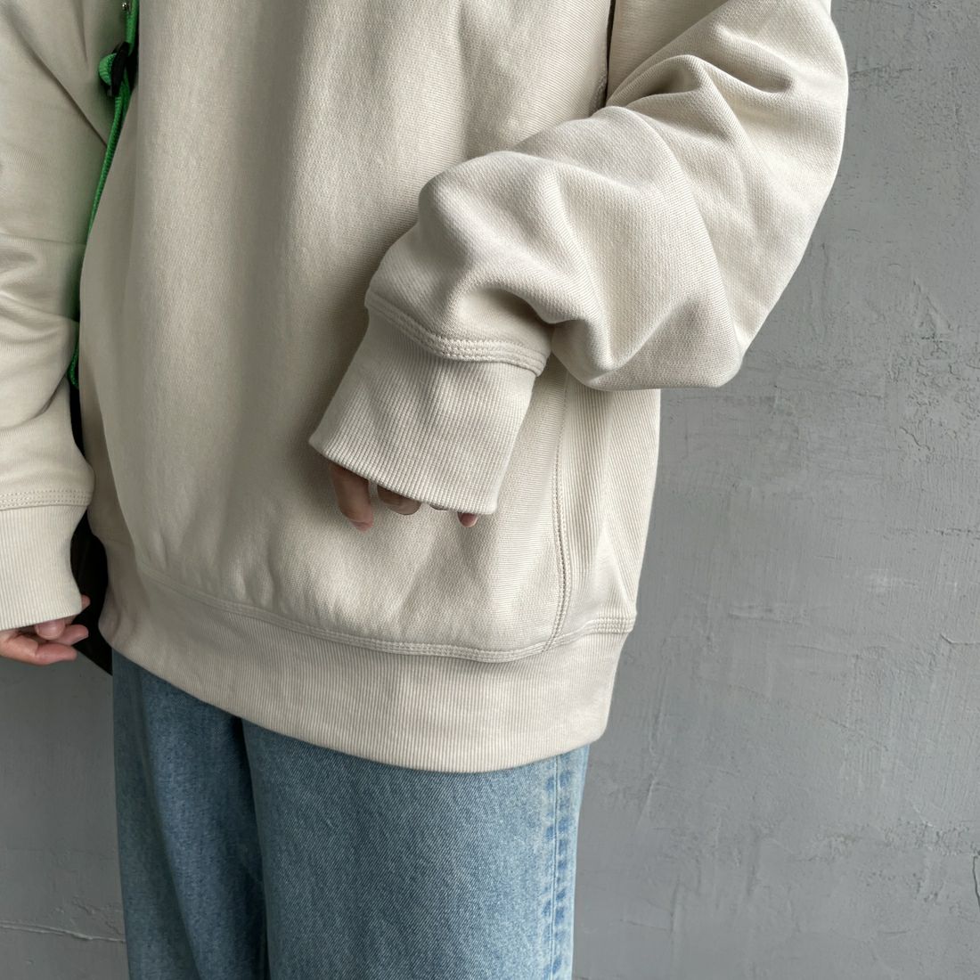 carhartt WIP [カーハートダブリューアイピー] ハーフジップアメリカンスクリプトスウェットシャツ [I027014] MOONBEAM &&モデル身長：160cm 着用サイズ：S&&