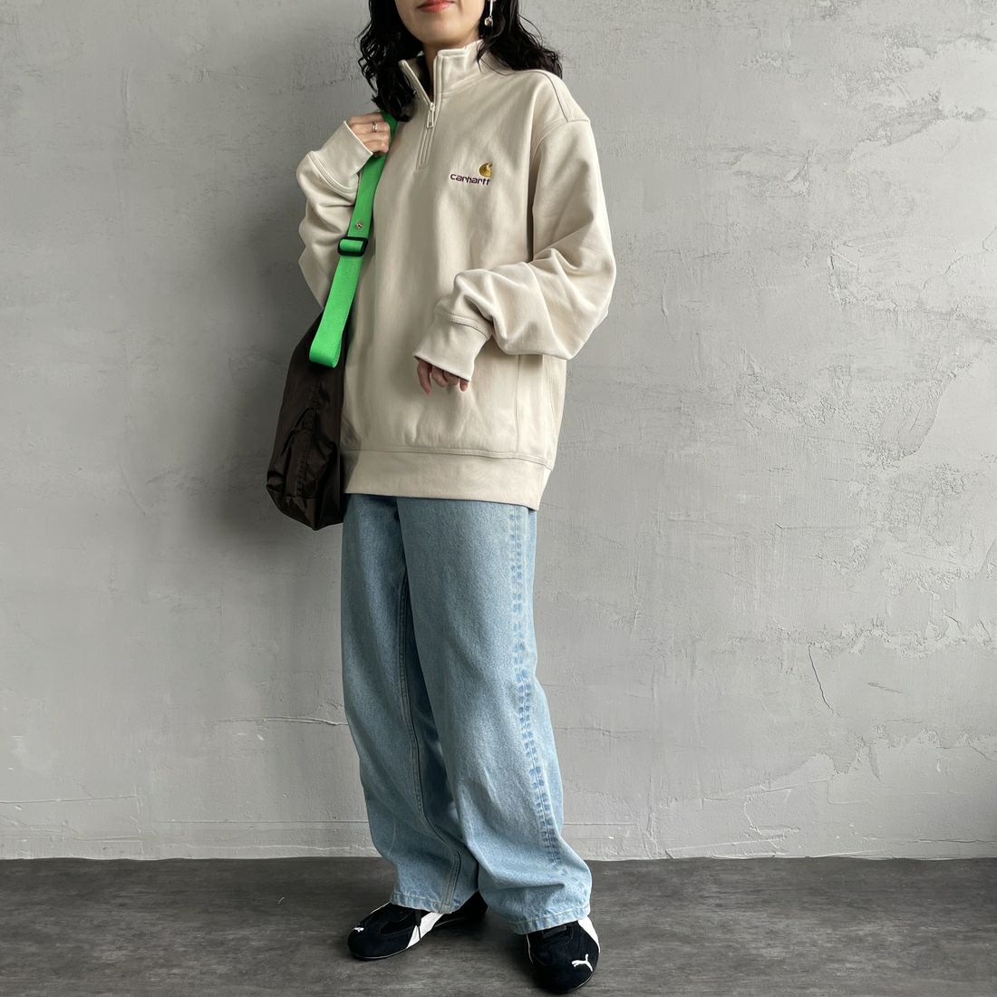 carhartt WIP [カーハートダブリューアイピー] ハーフジップアメリカンスクリプトスウェットシャツ [I027014] MOONBEAM &&モデル身長：160cm 着用サイズ：S&&