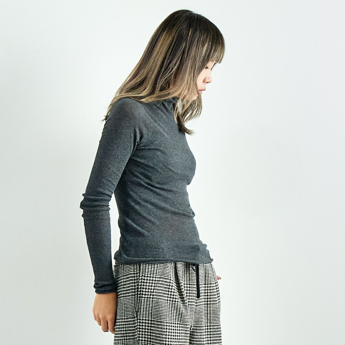 anuke [アンヌーク] ベーシックコットン タートルネックニット [62420529] C/GRY &&モデル身長：167cm 着用サイズ：F&&