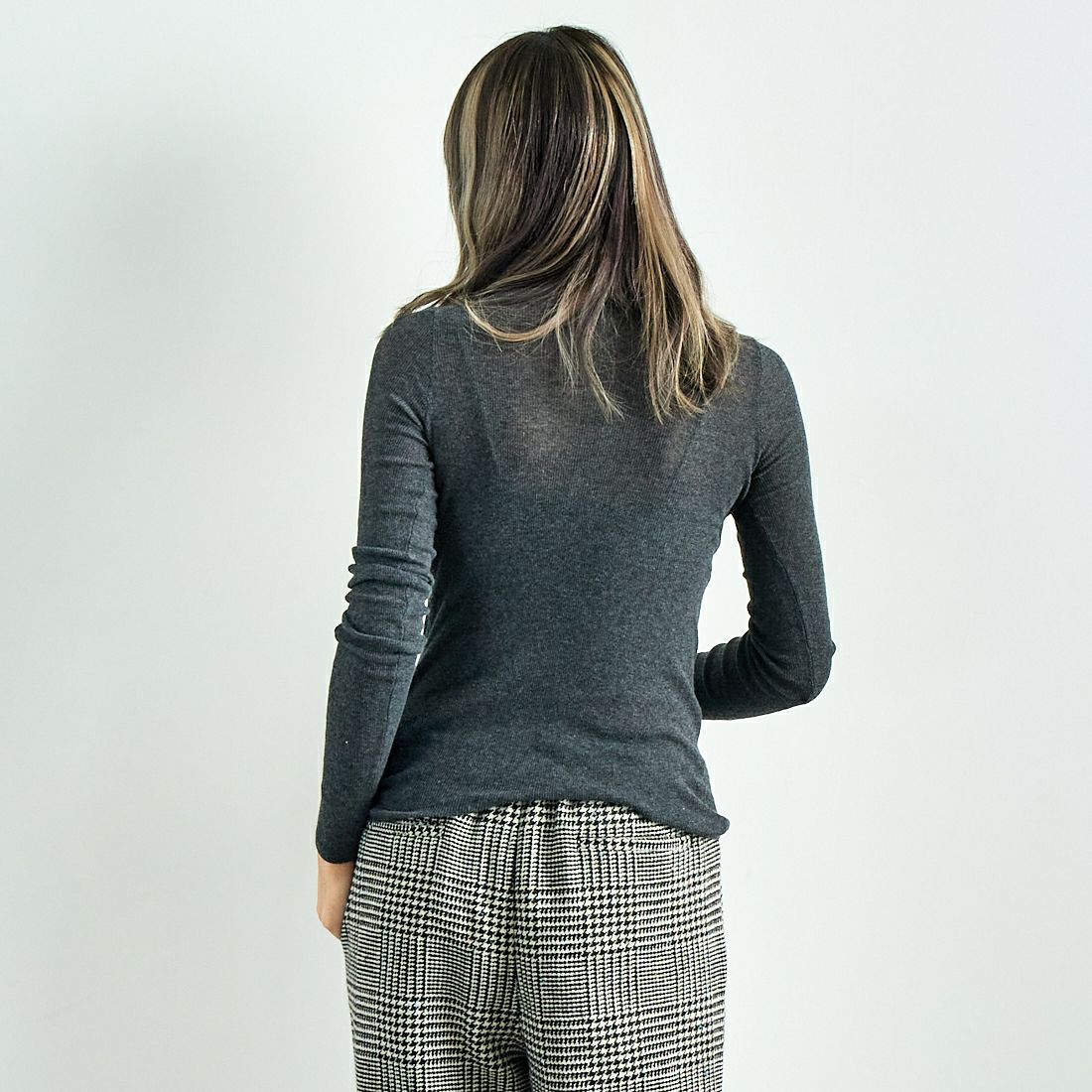 anuke [アンヌーク] ベーシックコットン タートルネックニット [62420529] C/GRY &&モデル身長：167cm 着用サイズ：F&&