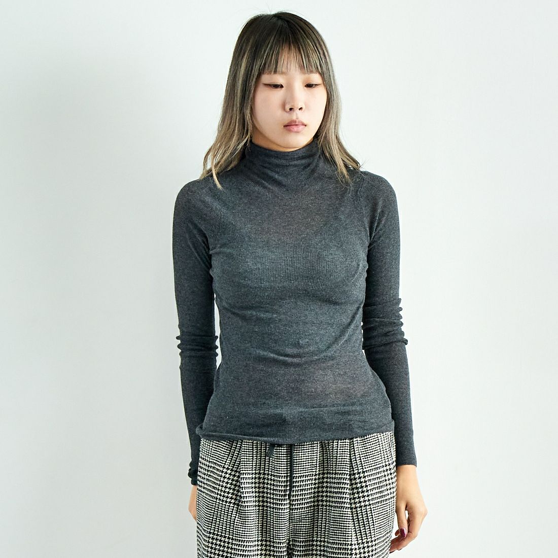 anuke [アンヌーク] ベーシックコットン タートルネックニット [62420529] C/GRY &&モデル身長：167cm 着用サイズ：F&&