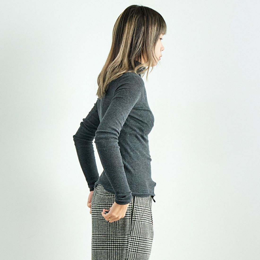 anuke [アンヌーク] ベーシックコットン タートルネックニット [62420529] C/GRY &&モデル身長：167cm 着用サイズ：F&&