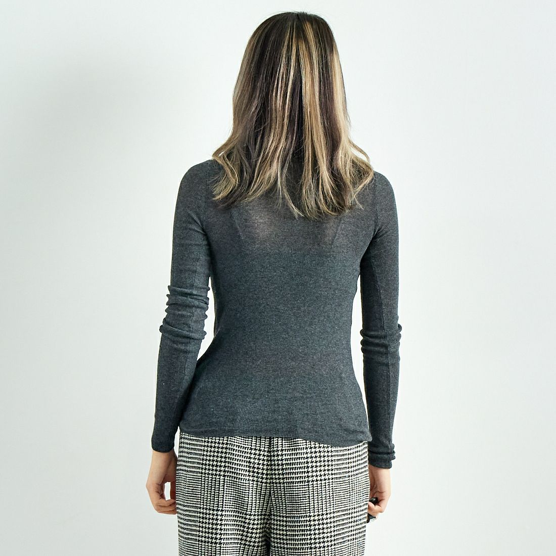 anuke [アンヌーク] ベーシックコットン タートルネックニット [62420529] C/GRY &&モデル身長：167cm 着用サイズ：F&&