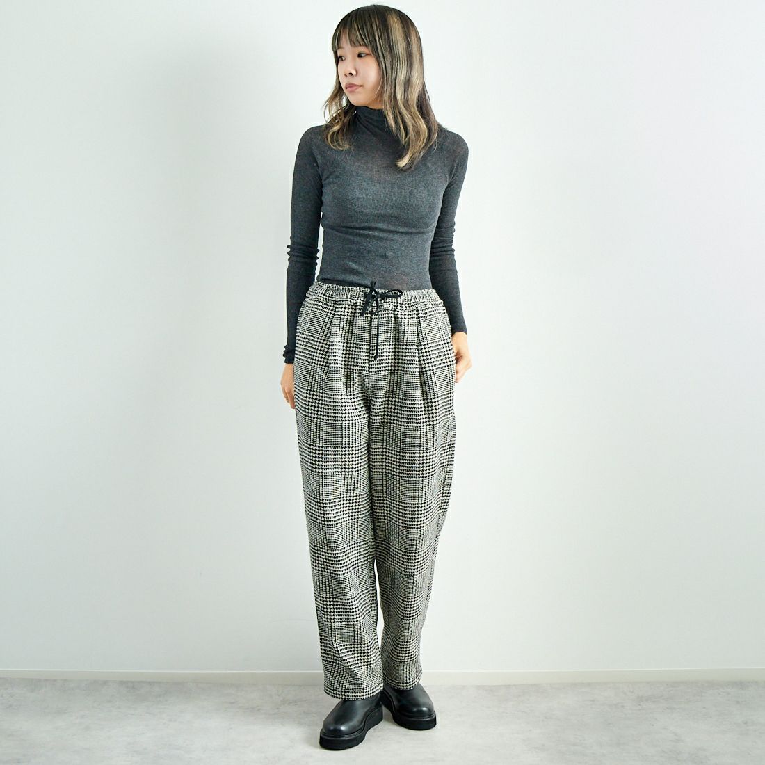 anuke [アンヌーク] ベーシックコットン タートルネックニット [62420529] C/GRY &&モデル身長：167cm 着用サイズ：F&&