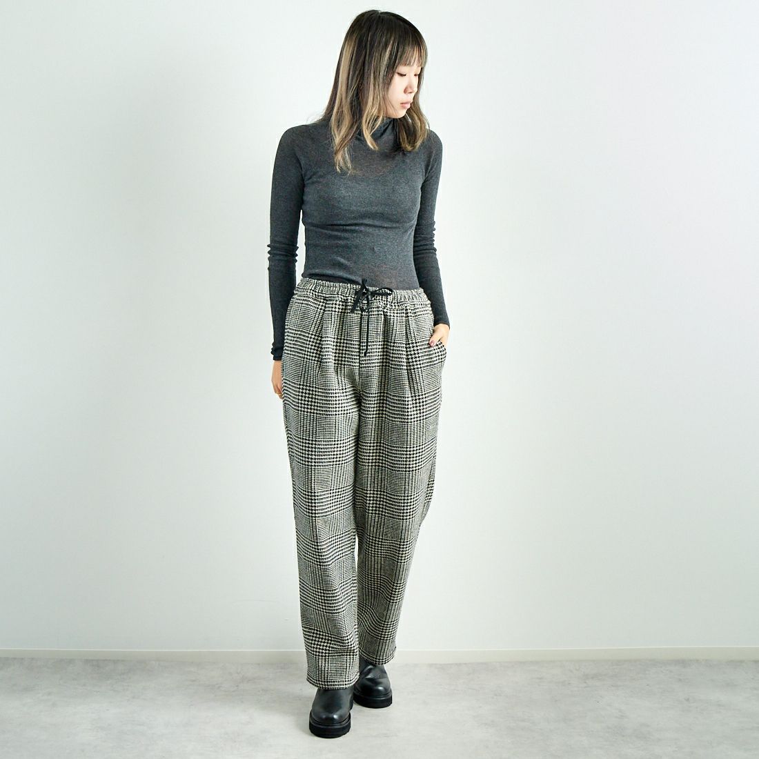 anuke [アンヌーク] ベーシックコットン タートルネックニット [62420529] C/GRY &&モデル身長：167cm 着用サイズ：F&&