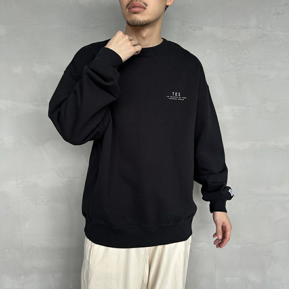 The Endless Summer [エンドレスサマー] 別注 BUHI フロッキーロゴプリント スウェットパーカー [FH-24774506-JF] 01 BLACK &&モデル身長：168cm 着用サイズ：L&&