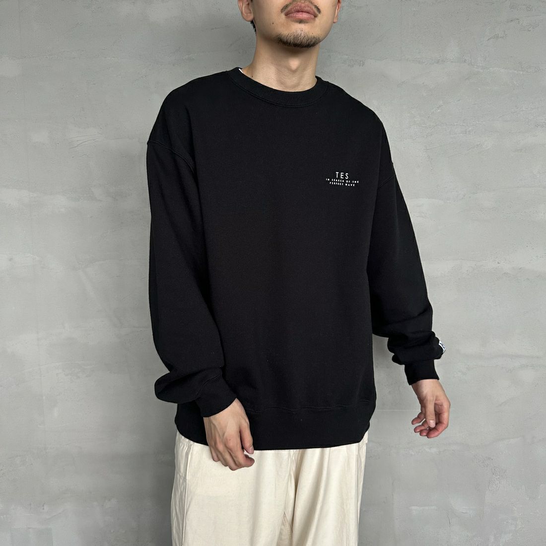 The Endless Summer [エンドレスサマー] 別注 BUHI フロッキーロゴプリント スウェットパーカー [FH-24774506-JF] 01 BLACK &&モデル身長：168cm 着用サイズ：L&&