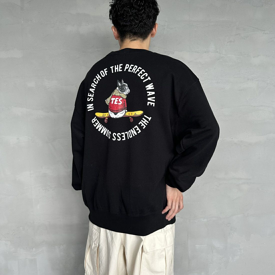 The Endless Summer [エンドレスサマー] 別注 BUHI フロッキーロゴプリント スウェットパーカー [FH-24774506-JF] 01 BLACK &&モデル身長：168cm 着用サイズ：L&&