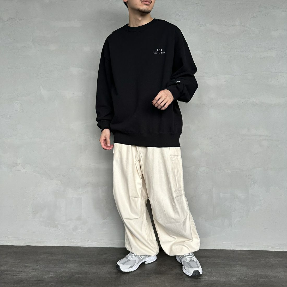 The Endless Summer [エンドレスサマー] 別注 BUHI フロッキーロゴプリント スウェットパーカー [FH-24774506-JF] 01 BLACK &&モデル身長：168cm 着用サイズ：L&&