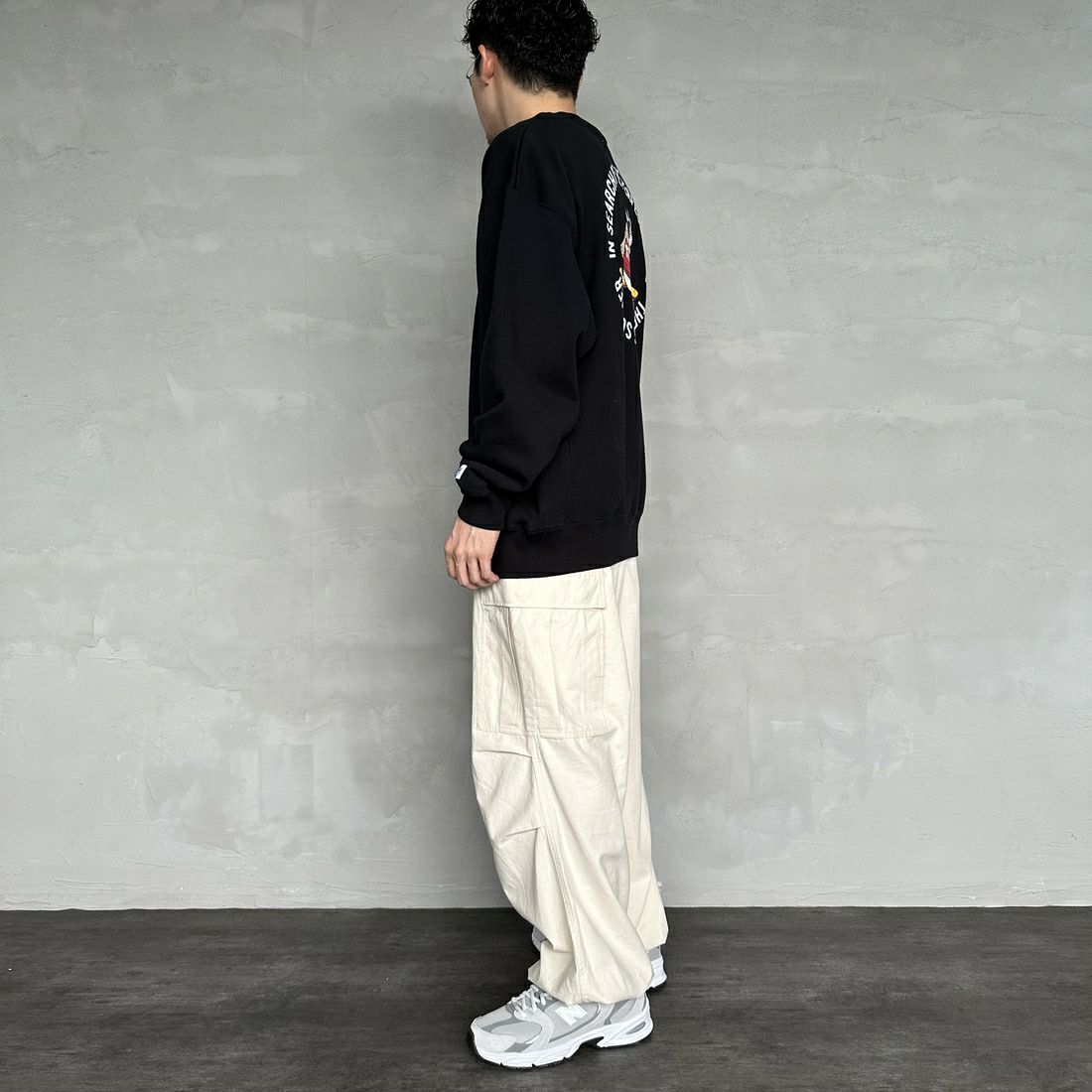 The Endless Summer [エンドレスサマー] 別注 BUHI フロッキーロゴプリント スウェットパーカー [FH-24774506-JF] 01 BLACK &&モデル身長：168cm 着用サイズ：L&&