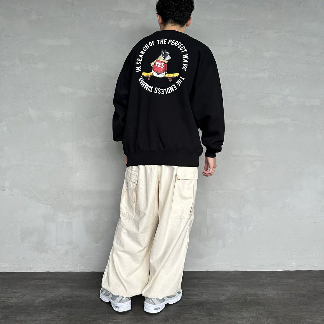 The Endless Summer [エンドレスサマー] 別注 BUHI フロッキーロゴプリント スウェットパーカー [FH-24774506-JF] 01 BLACK &&モデル身長：168cm 着用サイズ：L&&