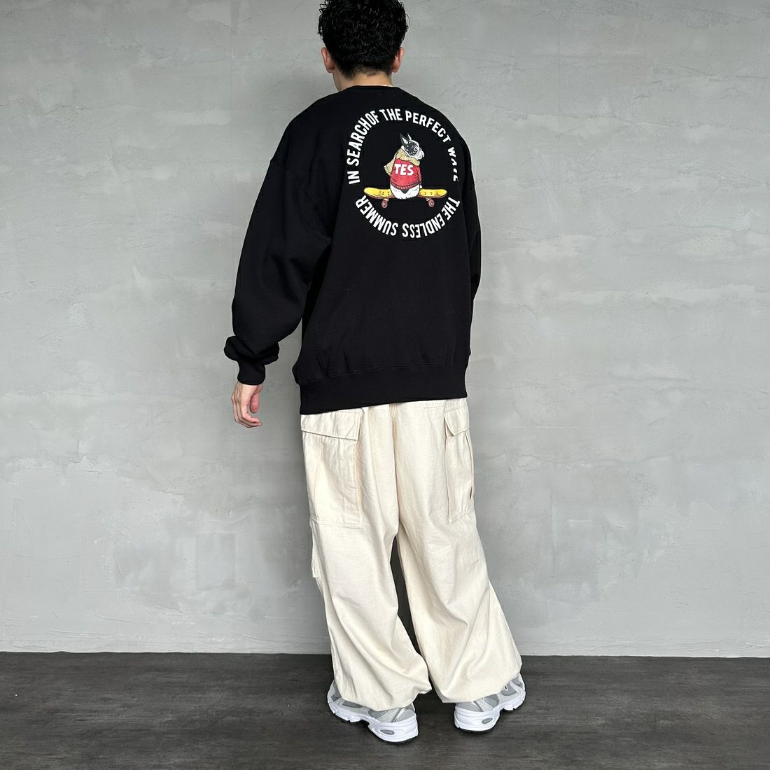 The Endless Summer [エンドレスサマー] 別注 BUHI フロッキーロゴプリント スウェットパーカー [FH-24774506-JF] 01 BLACK &&モデル身長：168cm 着用サイズ：L&&