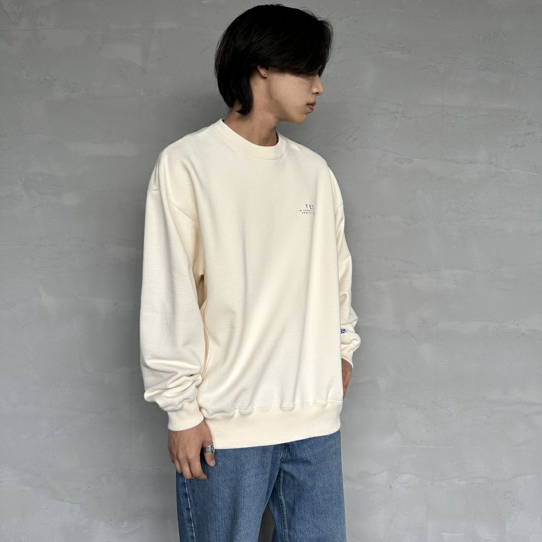 The Endless Summer [エンドレスサマー] 別注 BUHI サークルロゴバックプリントスウェット [FH-24774509-JF] 05 IVORY &&モデル身長：179cm 着用サイズ：XL&&