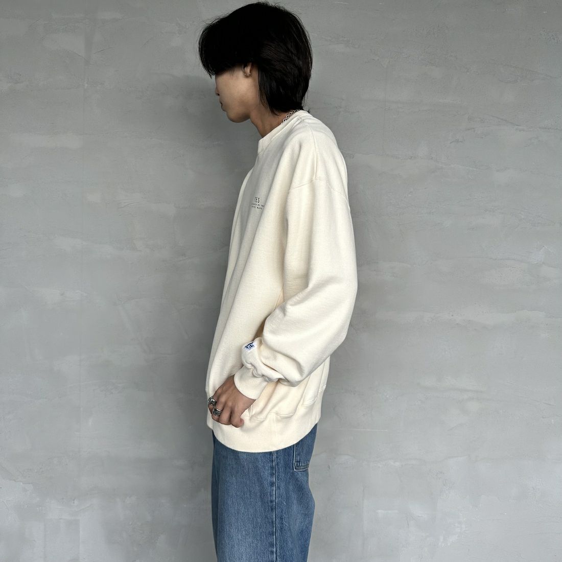 The Endless Summer [エンドレスサマー] 別注 BUHI サークルロゴバックプリントスウェット [FH-24774509-JF] 05 IVORY &&モデル身長：179cm 着用サイズ：XL&&