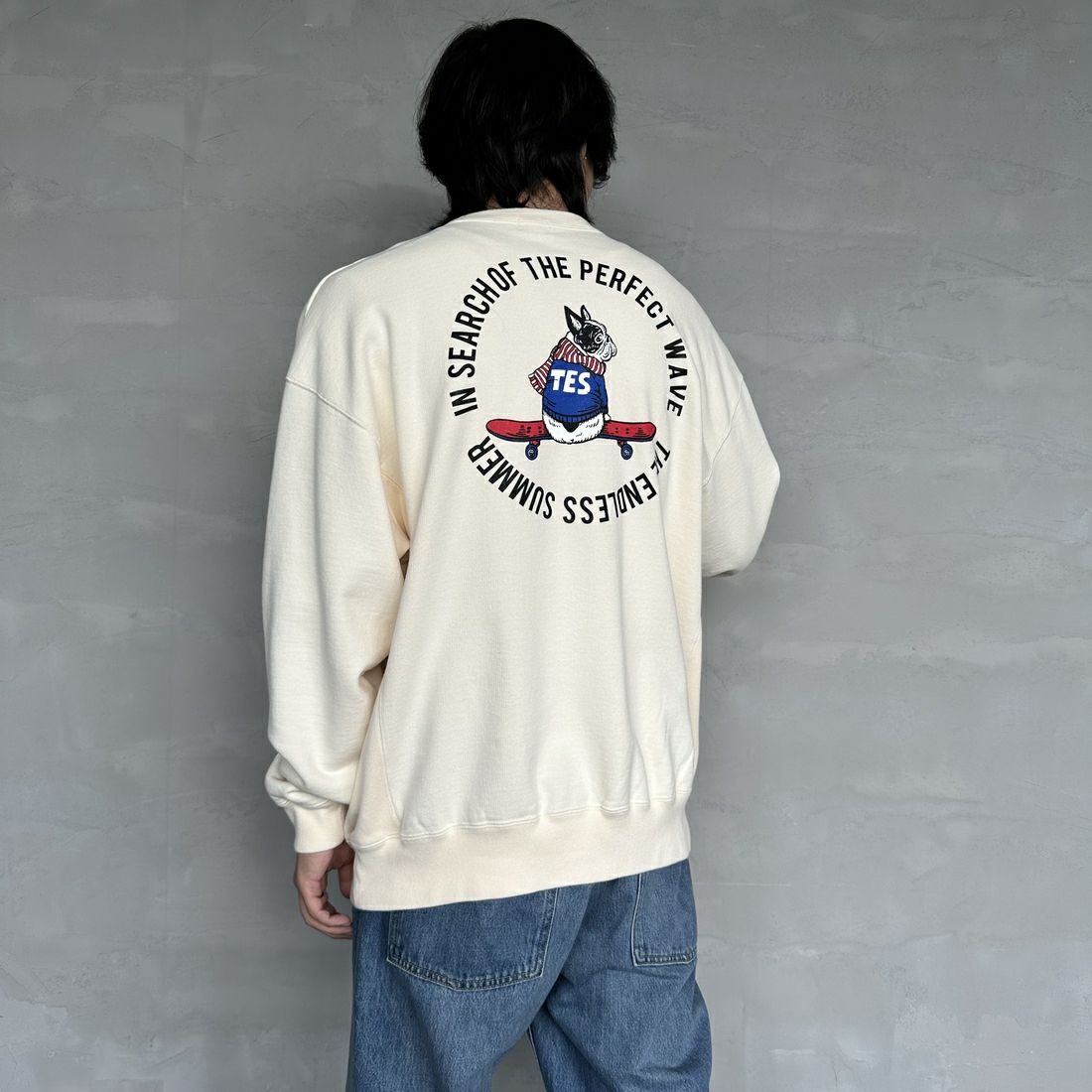 The Endless Summer [エンドレスサマー] 別注 BUHI サークルロゴバックプリントスウェット [FH-24774509-JF] 05 IVORY &&モデル身長：179cm 着用サイズ：XL&&