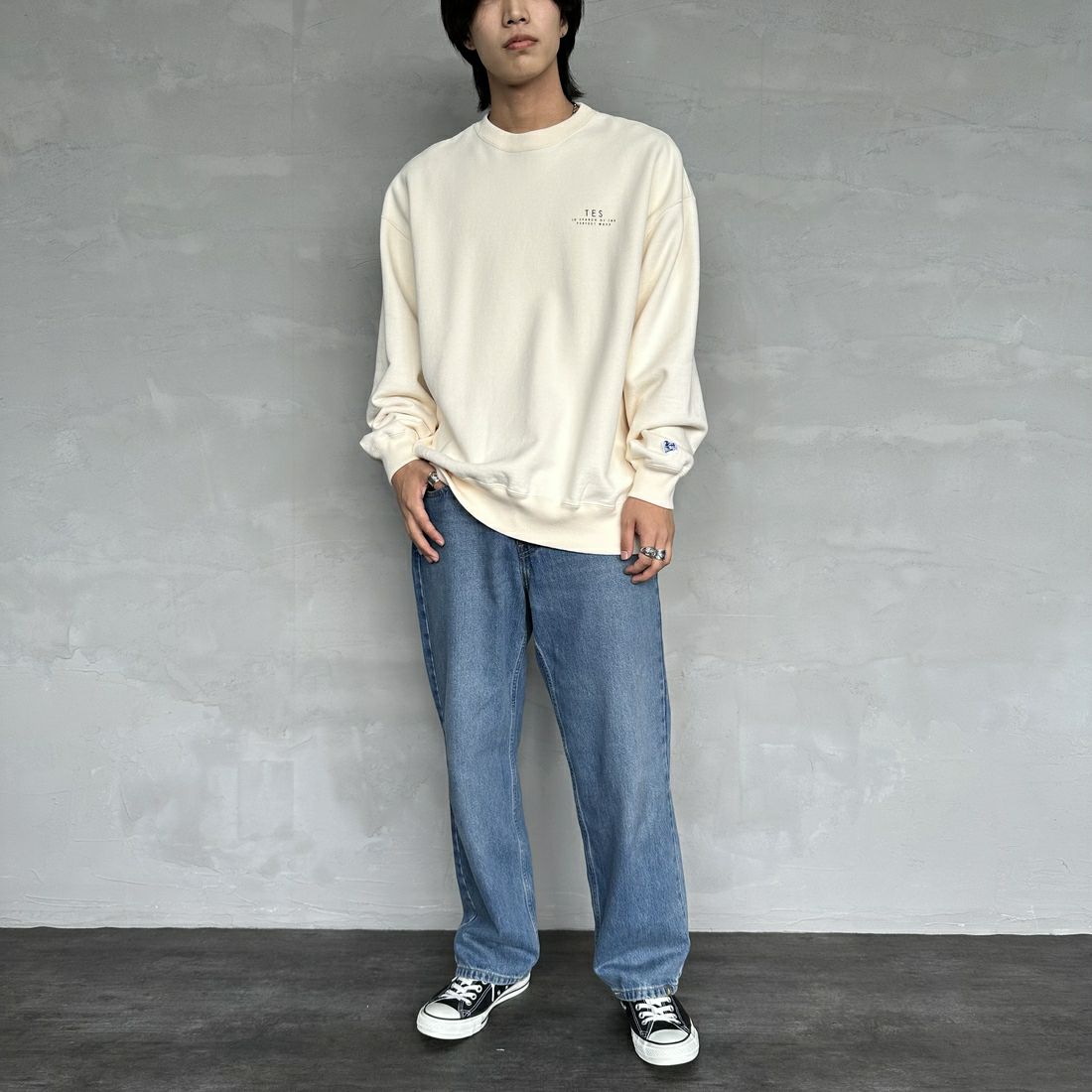 The Endless Summer [エンドレスサマー] 別注 BUHI サークルロゴバックプリントスウェット [FH-24774509-JF] 05 IVORY &&モデル身長：179cm 着用サイズ：XL&&